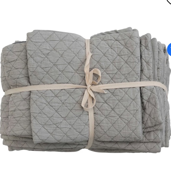 Creative coop queen jacquard quilt and shams - Picture 3 of 3